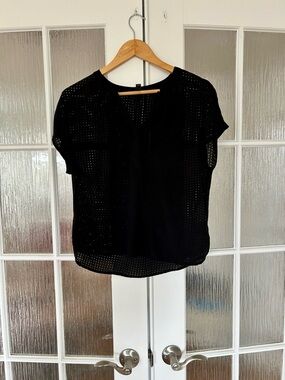 🖤 •2/$20• Banana Republic Short-Sleeve Perforated V-Neck Top